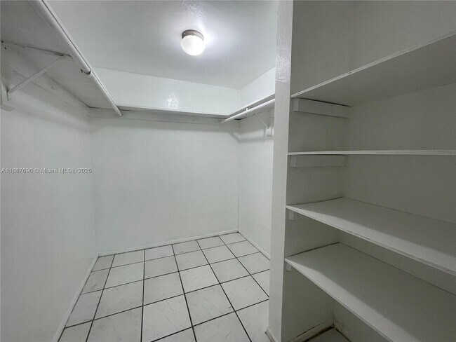 Building Photo - 10361 N Kendall Dr