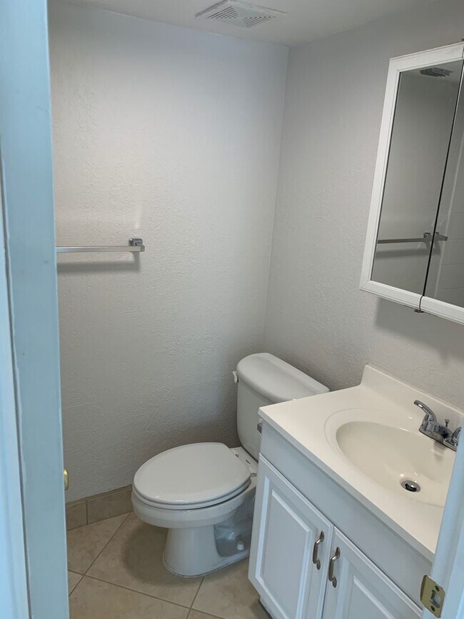 Building Photo - Available 5/10 -  Annual Condo Rental in South Naples