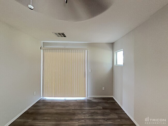 Building Photo - 708 E Riding Crop Ave