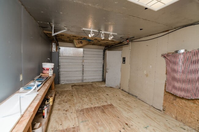 Building Photo - 3 Bedroom / 1 Bathroom Home for Rent in Crown Point