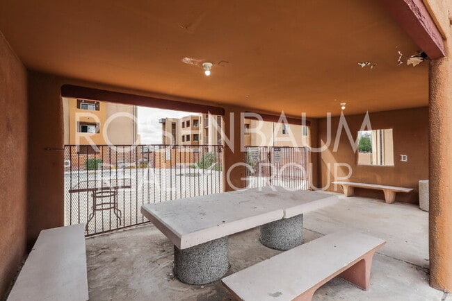 Building Photo - 1810 E Blacklidge Dr