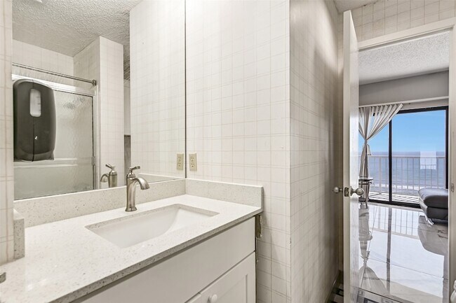 Building Photo - 7700 Seawall Blvd