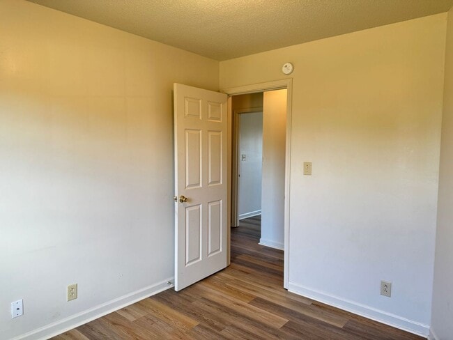 Building Photo - Convenient Location!  3 bedroom 2 bath wit...