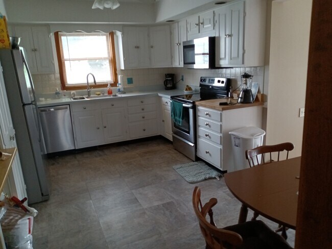 Building Photo - 1234 Vinewood Ave