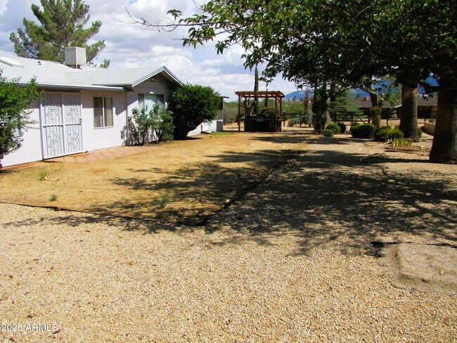 Building Photo - 1516 Hummingbird Ln