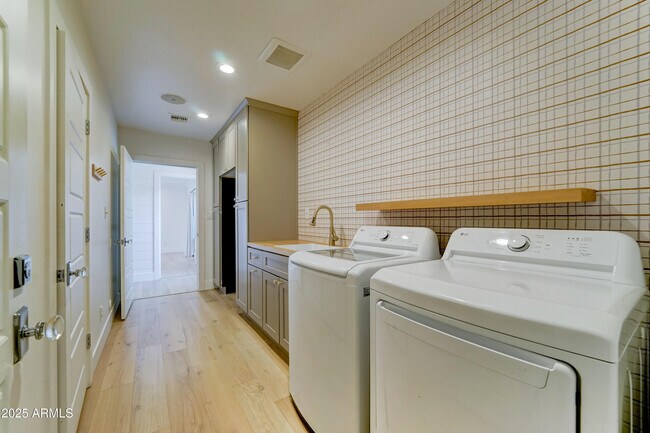Building Photo - 4331 E Avalon Dr
