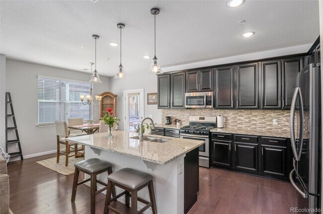 Building Photo - Like new gorgeous ground level Condo with Detached Garage and open floor plan.