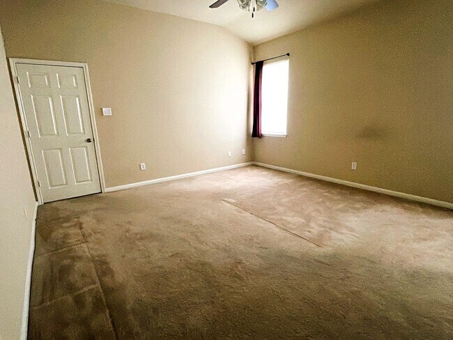 Building Photo - 1014 Spring Lakes Haven