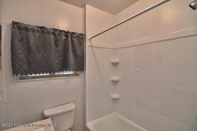 Building Photo - 1418 Capouse Ave