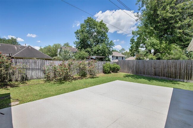 Building Photo - 14330 Little Willow Walk