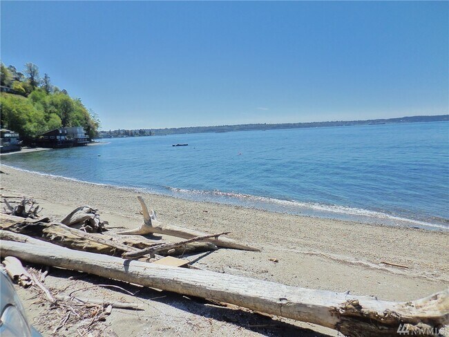 Building Photo - Amazing Dash Point Beach Front Home!