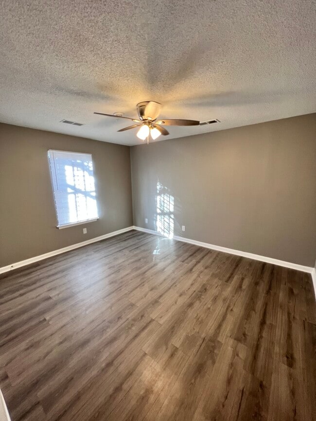 Building Photo - Huge 4 Bedroom Home For Rent