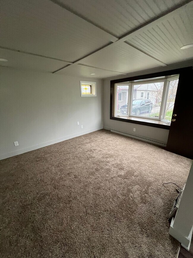 Building Photo - 3 Bedroom Single Family