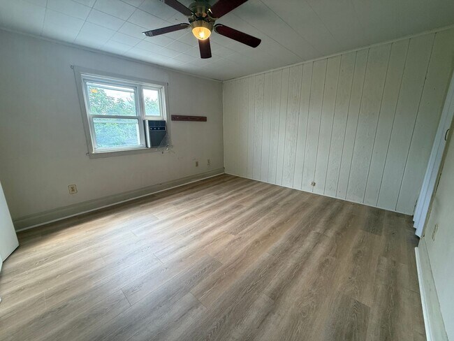 Building Photo - Updated Home - Greenfield