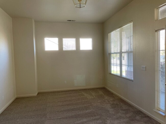 Building Photo - 3 bedroom 2 bath located in Double Diamond