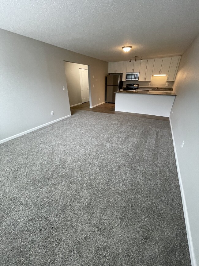 Building Photo - Charming Newly Remodeled 2 Bedroom Apartme...