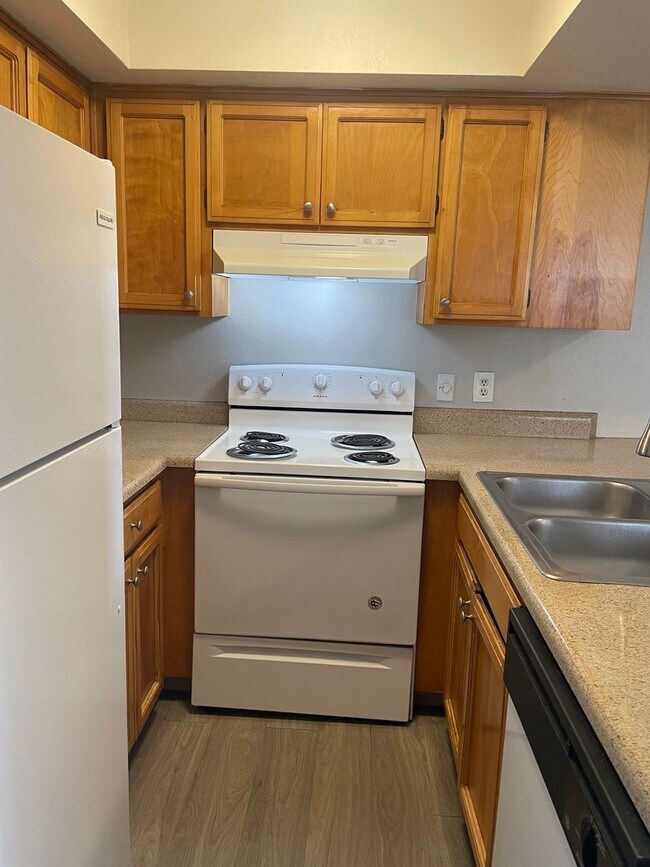 Building Photo - Lovely 2 Bedroom 1  Bath with Fireplace! M...