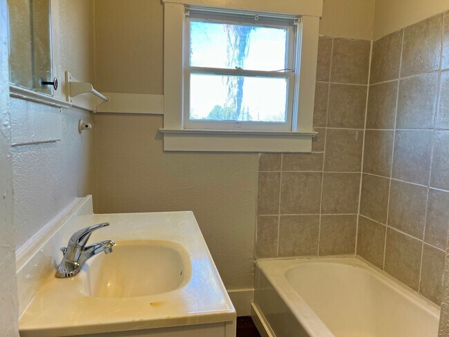 Building Photo - 1042 N Harrison Ave