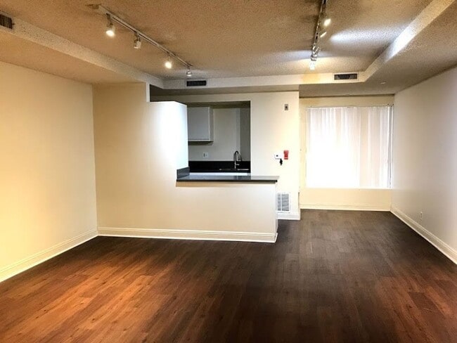 Interior Photo - 747 Gayley Ave