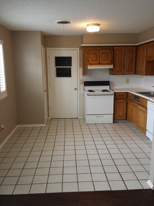Building Photo - Great Centrally Located Property,Tech, Med...
