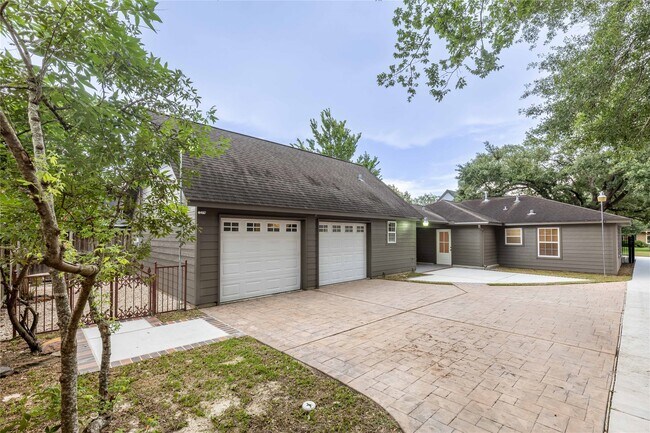 Building Photo - 1422 Hewitt Dr