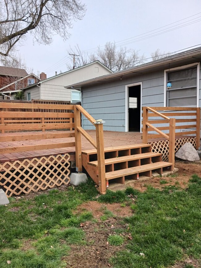 Building Photo - Nice home with big backyard