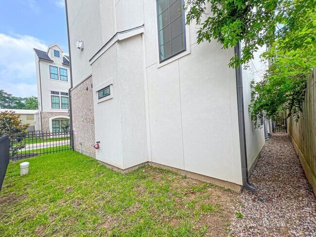 Building Photo - 2122 Blalock Rd