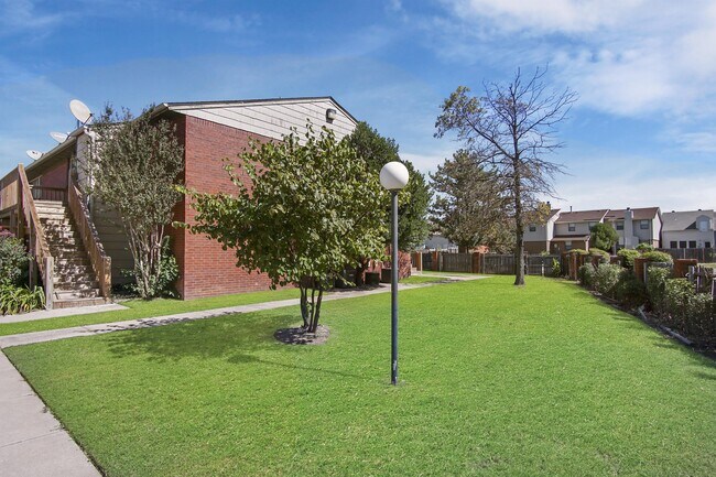 Building Photo - 1000 Rambling Oaks Dr