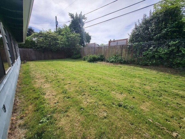 Building Photo - 3 Bd 1.5 ba Ranch Style Home in NE PDX With Washer/Dryer Hook-ups, Fenced Backyard & 2 Car Garage!