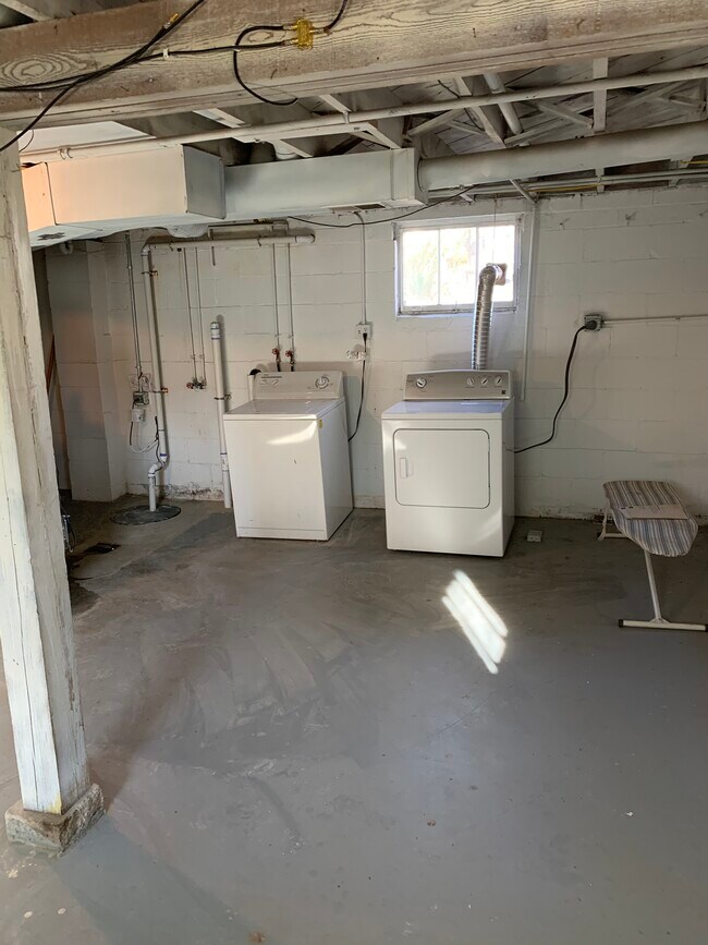 Basement b - 2 E Pocahontas Ln