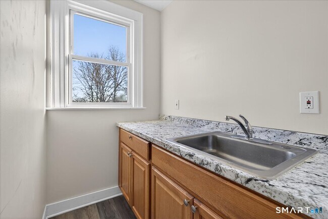 Building Photo - 38 Bristol St