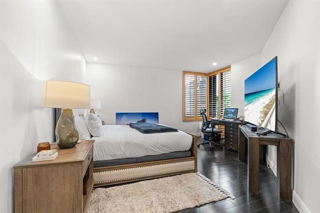 Building Photo - 520 Brickell Key Dr