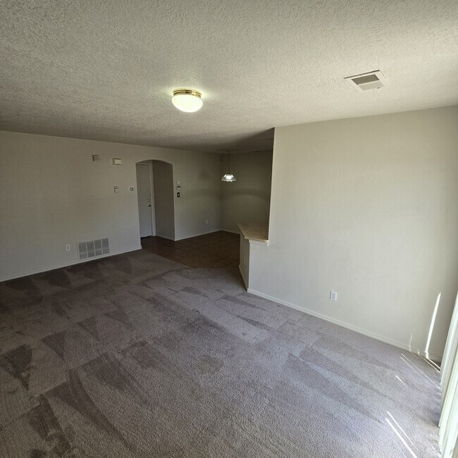 Building Photo - NW Albuquerque Town Home
