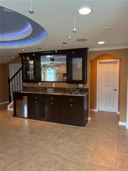 Building Photo - 1880 Manor View