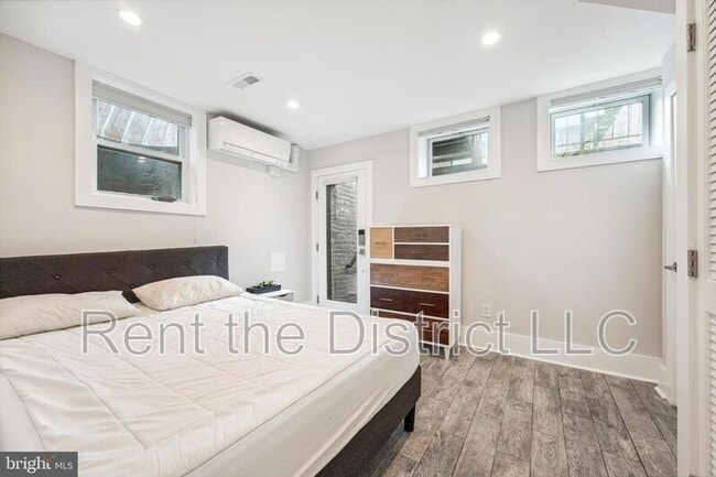 Building Photo - 608 Roxboro Pl NW