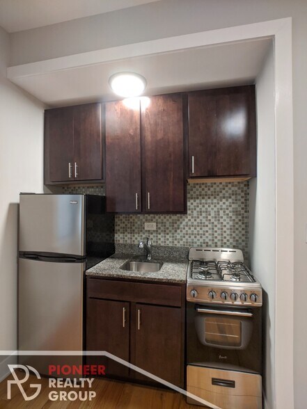Building Photo - 4542 N Damen Ave