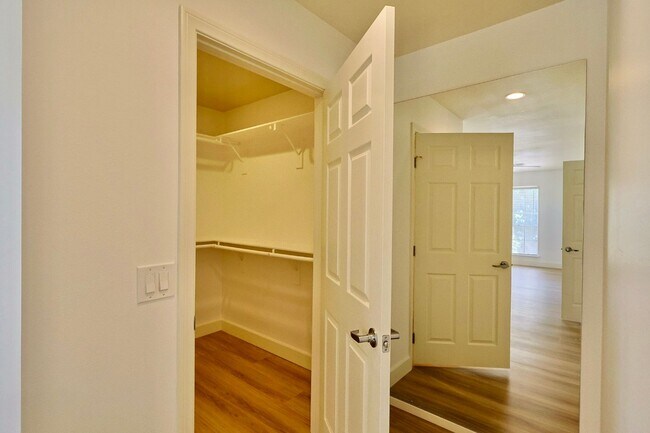 Building Photo - 3181 Pinehurst Dr