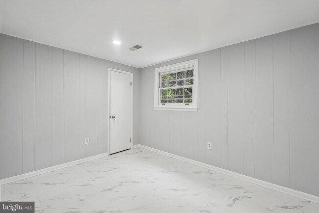 Building Photo - 9239 Vernon Dr