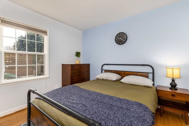 Building Photo - 3701 SW Henderson St