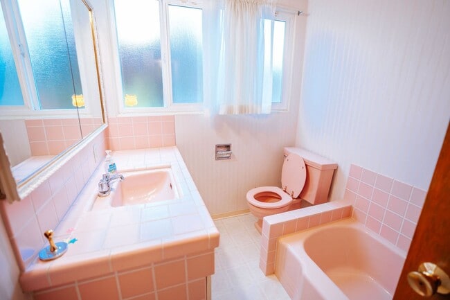 Building Photo - Spacious and inviting 4-bedroom, 2-bathroom single-family home