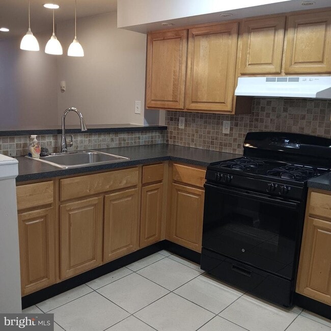 Building Photo - 1732 W Diamond St