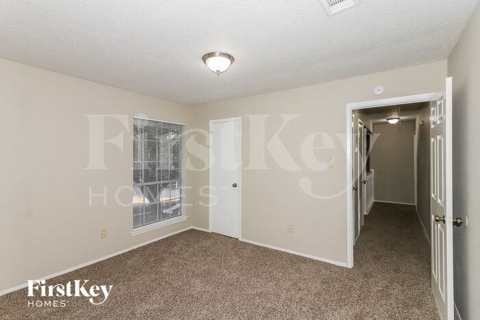 Building Photo - 15310 Meadow Village Dr