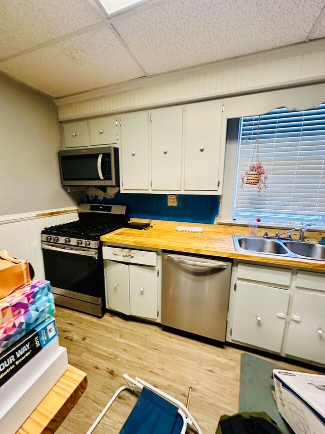 Building Photo - Gorgeous 4bdrm/1.5bth Home Located on Seminary Avenue in Richmond's North Side!!