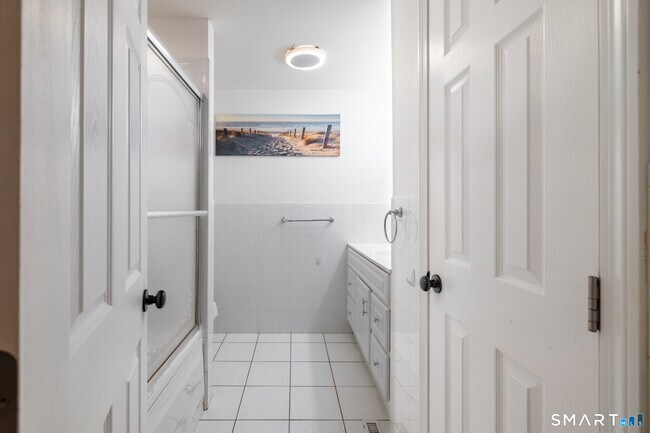 Building Photo - 410 Farmington Ave