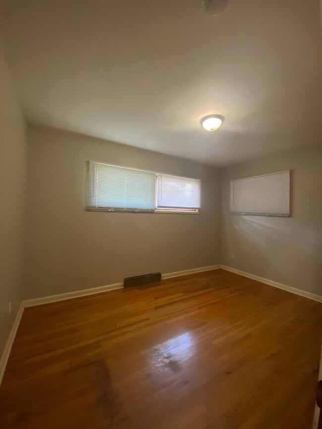 Building Photo - $1,600 | 3 Bedroom, 1 Bathroom House | No ...