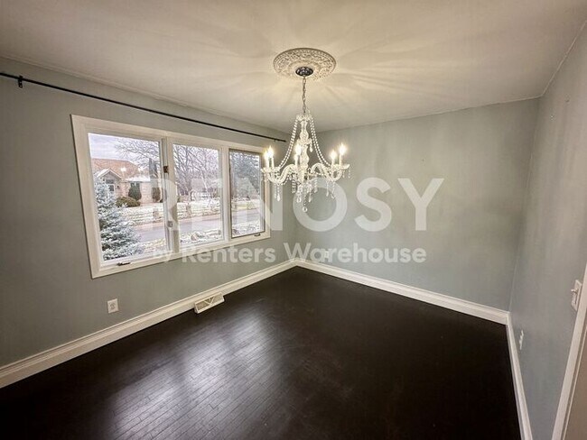 Building Photo - 5 Bedroom 3 Bathroom Single Family Home in Burnsville