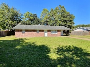 Building Photo - 3 BD 1.5 BA Ocean Springs Rental in the Go...