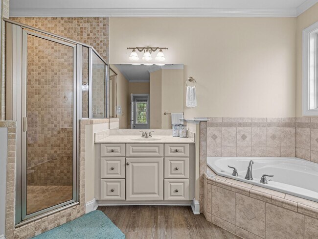 Building Photo - Beauty by the Water!