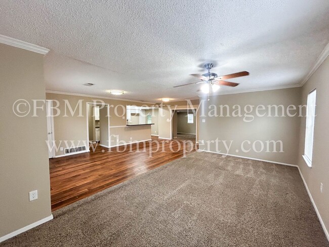 Building Photo - 713 Phillips Dr