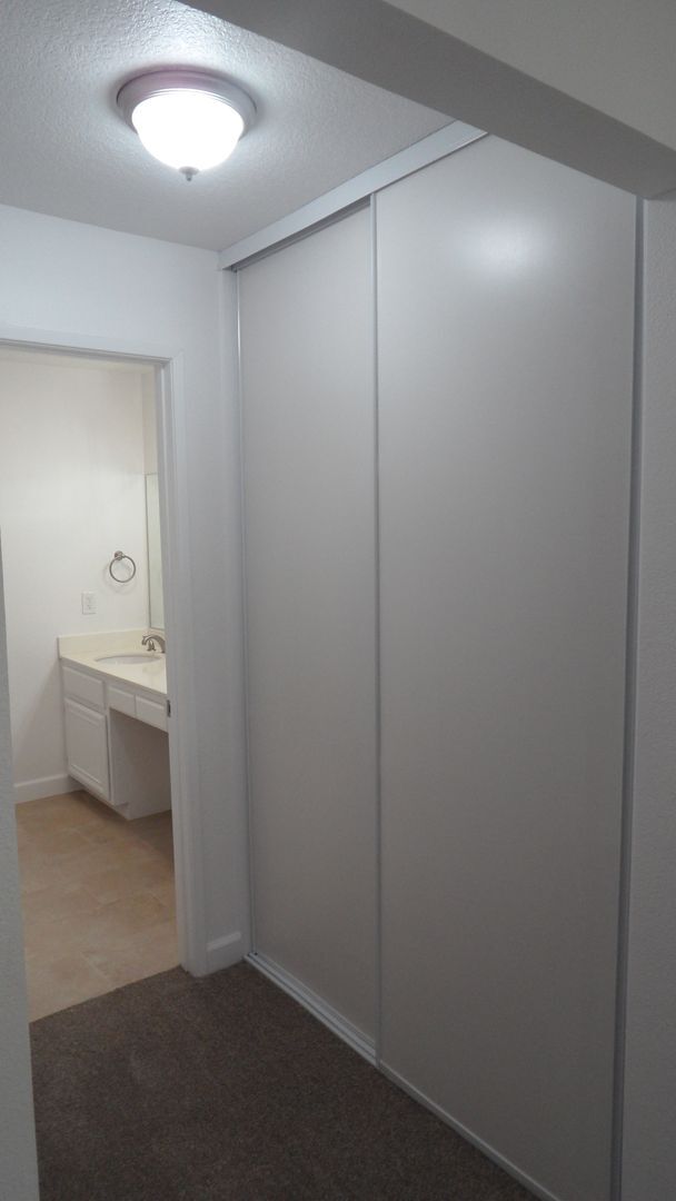 Building Photo - End-Unit 3BR 2.5BA Townhome w/ 2 Car Attached Garage